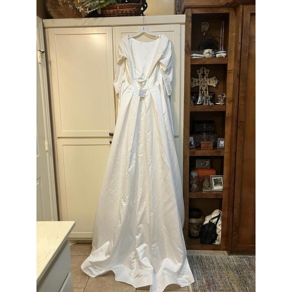 Wedding Gown Fall Winter Simple With Train NWT - Picture 6 of 9